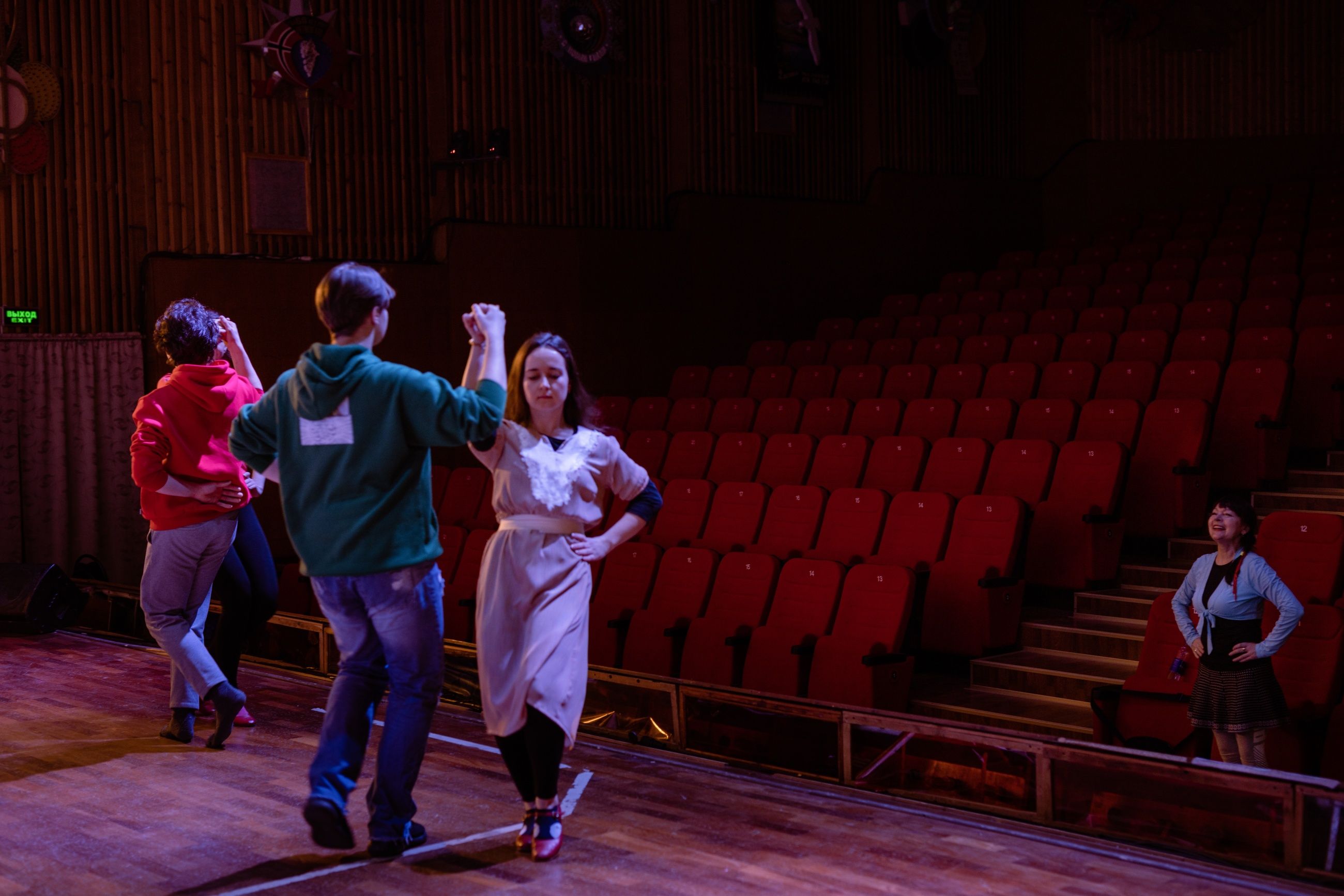 Kalinka: I kulturhuset i Barentsburg øver Kiril Mahinya og Valeria Karra til feiringen av «seiersdagen» 9. mai.