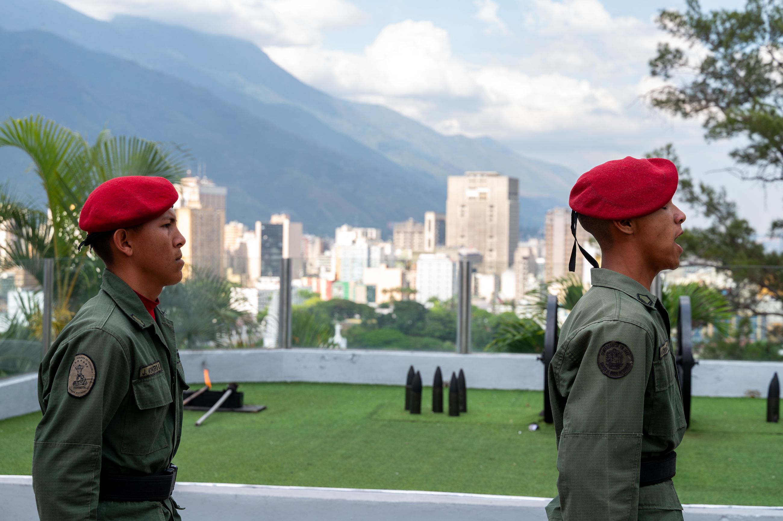PÅ VAKT: Venezuelanske soldater holder vakt ved mausoleet der tidligere president Hugo Chávez er stedt til hvile. USAs bomber traff like ved den skjebnesvangre natta 3. januar.