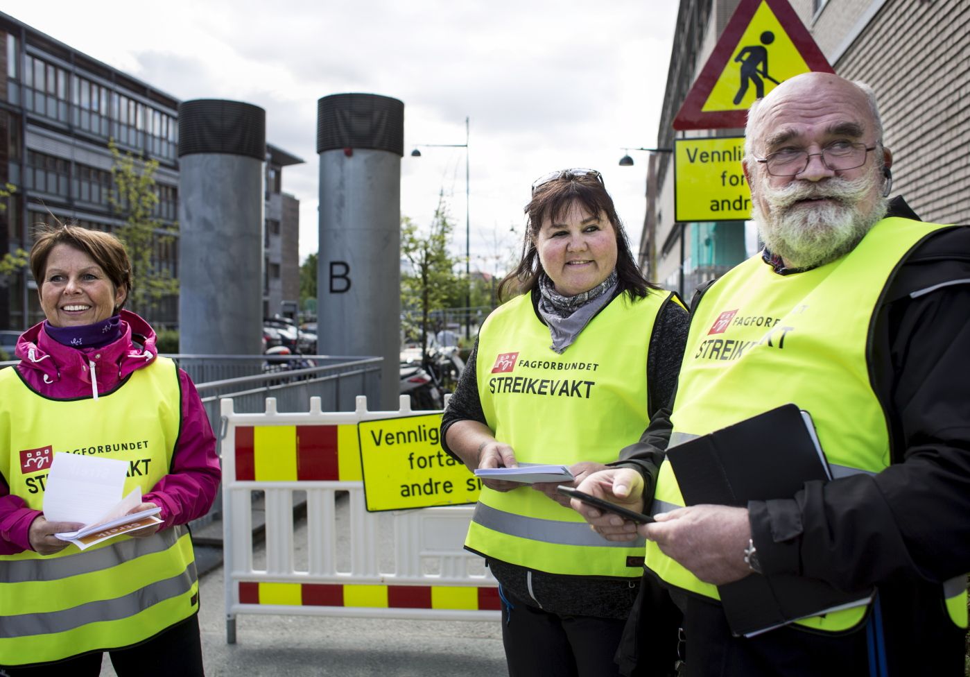 Streik blant sykehusansatte - for pensjonsopptjening fra første krone. Fagforbundets hovedtillitsvalgte Simund Eidem sammen med streikende Turid Flatset (rosa jakke) og Hilde Grostad.