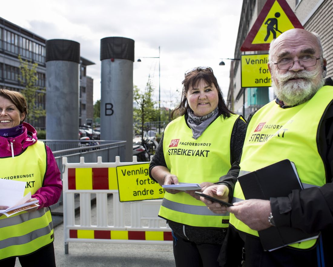 Streik blant sykehusansatte - for pensjonsopptjening fra første krone. Fagforbundets hovedtillitsvalgte Simund Eidem sammen med streikende Turid Flatset (rosa jakke) og Hilde Grostad.