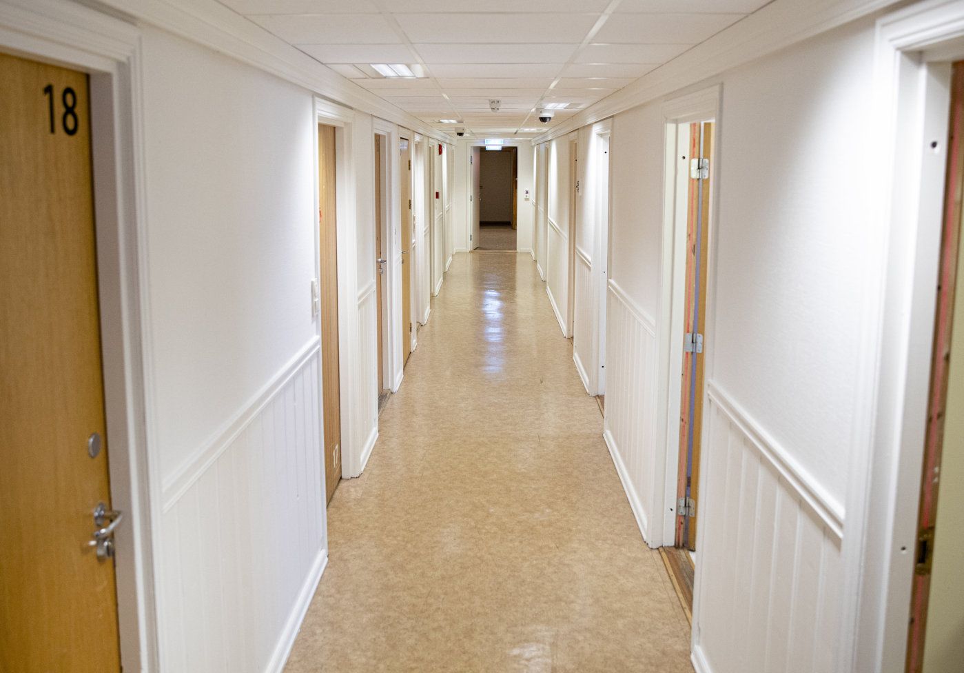 Til historien om Europas fengsling av asylsøkerbarn, har Klassekampen sett på forholdene der familier med barn som skal sendes ut av Norge interneres før utsendelse, på Haraldvangen ved Hurdal. 
  
 Korridoren i den lille enheten som er godt overvåket med kamera. 
  
 Foto: Tom Henning Bratlie