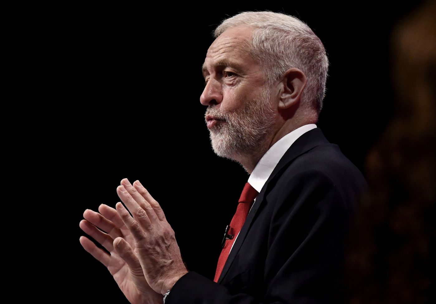 Britain's main opposition Labour party leader Jeremy Corbyn delivers a speech on the final day of the Labour Party Conference in Brighton on September 27, 2017. / AFP PHOTO / Ben STANSALL