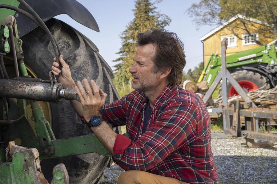 Jon Almaas klager over svak økonomi i jordbruket, men Finansavisen innvender at han jo tjener fett som komiker