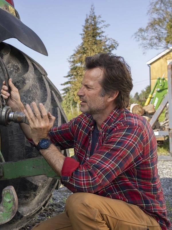 Jon Almaas klager over svak økonomi i jordbruket, men Finansavisen innvender at han jo tjener fett som komiker