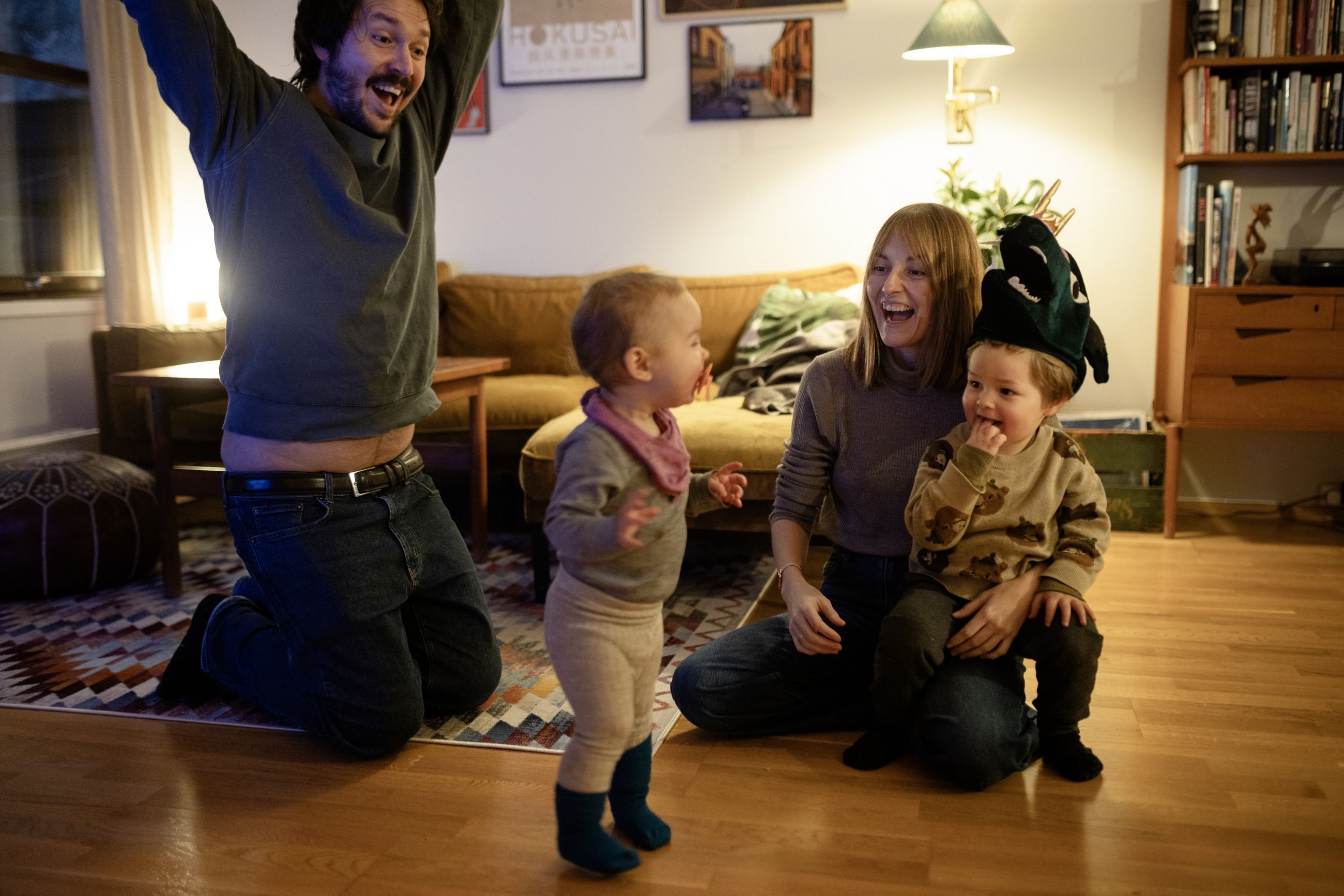 LEK: Det er god stemning i stua til familien Vaagen på Ellingsrud i Groruddalen.