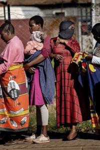 MÅ VENTE: Verdens fattige land risikerer å ikke ha råd til medisiner og vaksiner mot korona hvis selskapene tviholder på sine patent­rettigheter. Her fra en matutdeling i Johannesburg i Sør-Afrika. FOTO: JEROME DELAY, AP/NTB SCANPIX