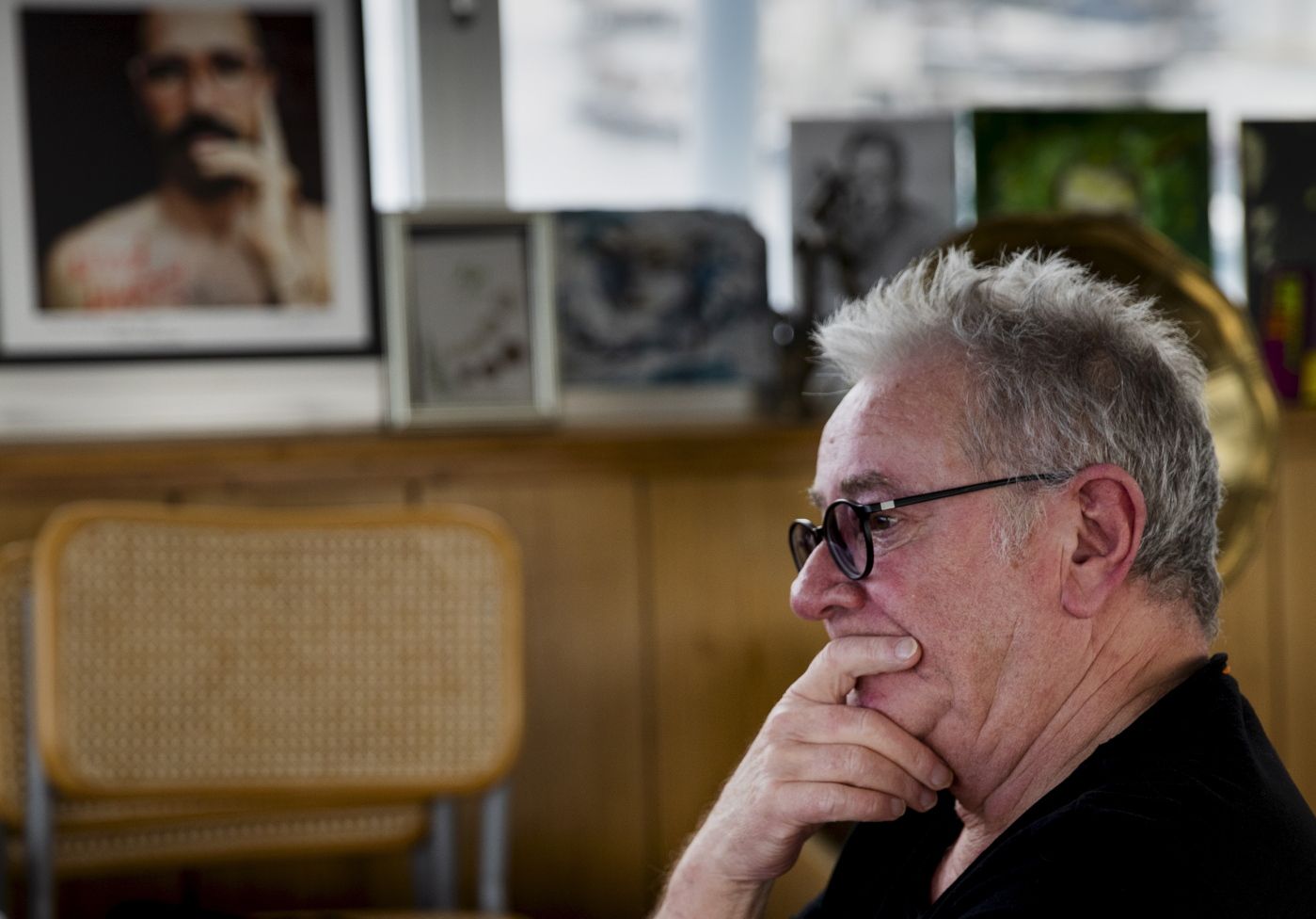 Åge Aleksandersen, i forbindelse med 70-årsdagen. Vi møtte ham i studioet hans, det gamle havnetårnet i Trondheim, der de tidligere overvåket trafikken i havna.
Foto: Tom Henningn Bratlie