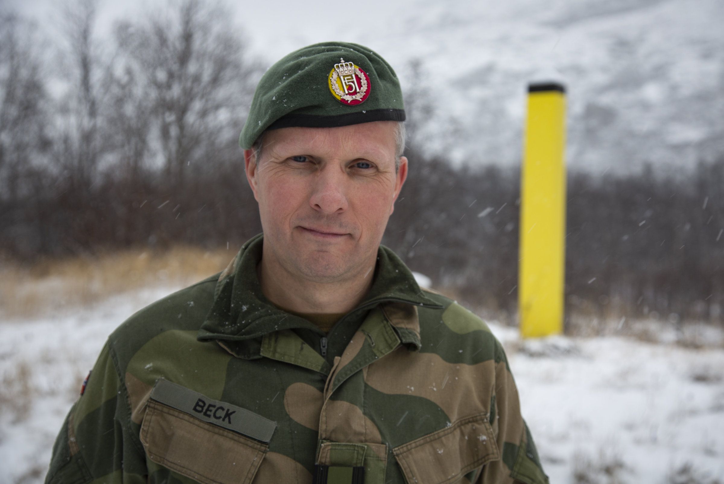 Oberst Tomas Beck, sjef for Finnmark Landforsvar, med en norsk grensestolpe i Grense Jakobselv 
 Foto: Ole Magnus Rapp