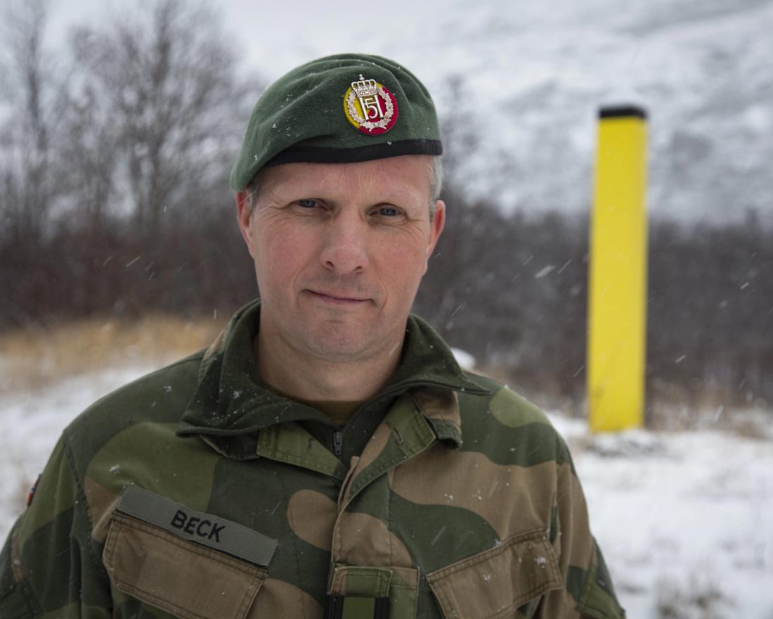 Oberst Tomas Beck, sjef for Finnmark Landforsvar, med en norsk grensestolpe i Grense Jakobselv 
 Foto: Ole Magnus Rapp