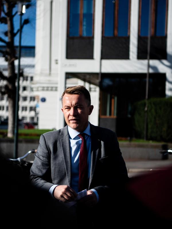 En Frp-regjering vil føre en utenrikspolitikk som svekker Norge, mener statssekretær Andreas Kravik (Ap)