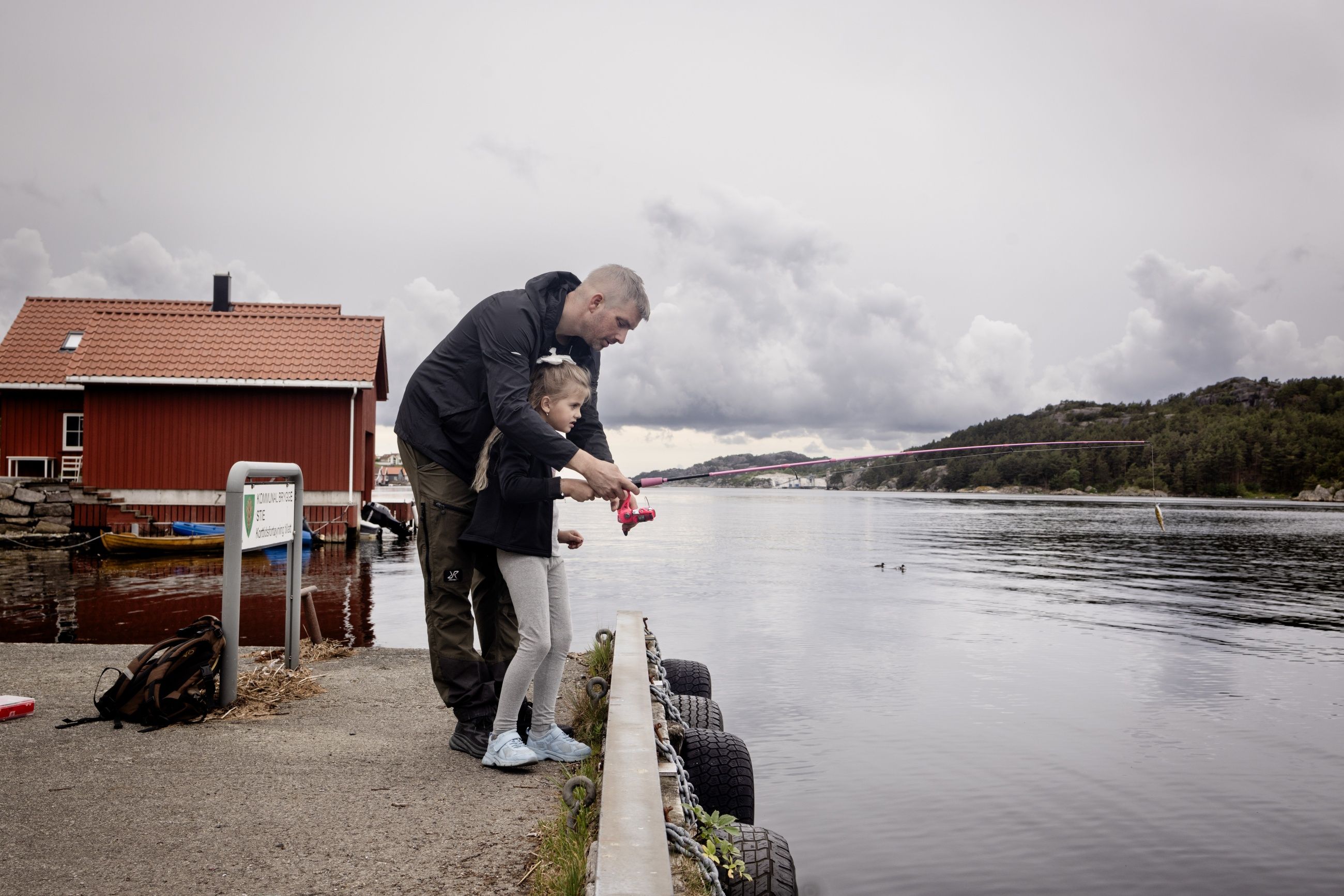 Tid sammen: Takket være privat helseforsikring som dekker kreftmedisinen, kan Sigve Jakobsen-Sandvik fiske med datteren Tilje Malika.