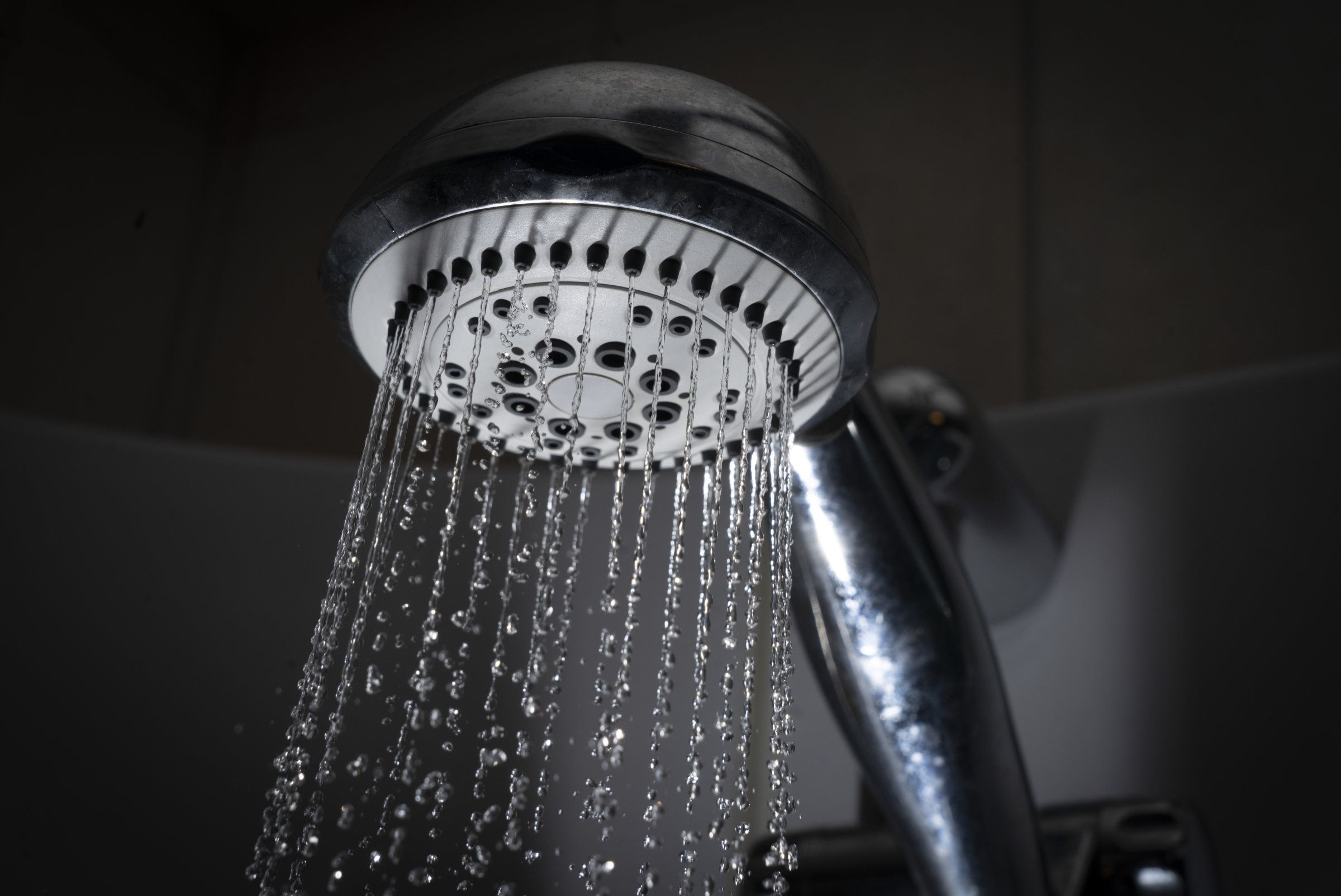 Vestfossen 20201213. 
 En dusj koster mye med dagens høye strømpriser. 
 Foto: Terje Bendiksby / NTB