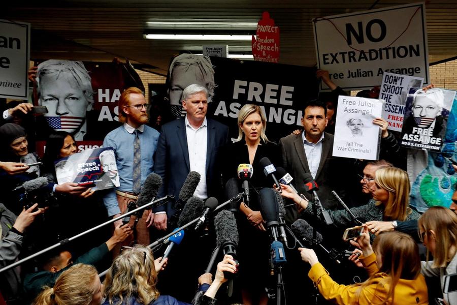 Wikileaks-redaktør Kristinn Hrafnsson mener pressa har sviktet sine prinsipper i saken mot Assange.