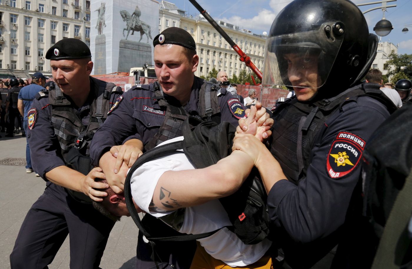 Пресечение полицией. Полиция России на массовых беспорядках. Массовые задержания в Москве. Жесткие задержания в Москве.