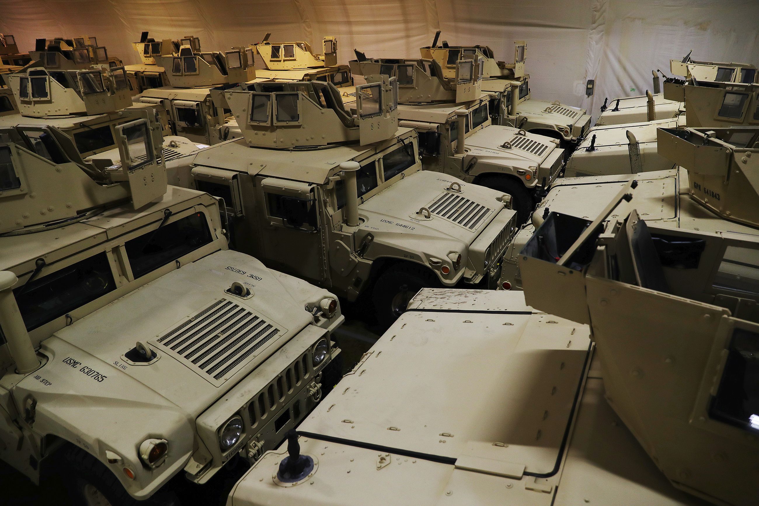 LAGER: Amerikanske Humvee-biler lagret på Marinekorpsets forhåndslagre i Trøndelag.