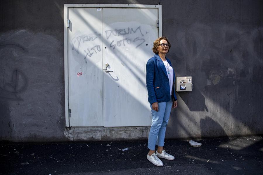 Nå svarer Posten-sjefen om den omstridte kontrakten som Bring-budene jobber under.