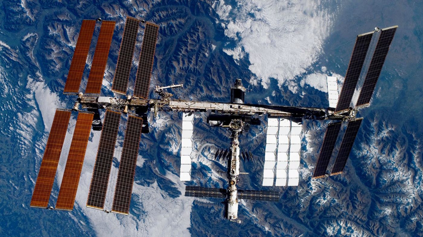 Спутники вариант. Международное сотрудничество в космосе. МКС провайдер. Как выглядит Международная Космическая электростанция. Как выглядят радиаторы на станции МКС.