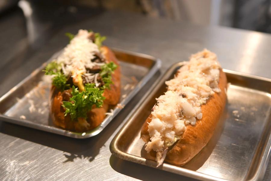 Under brua i Farsund ligger kuskjell klare til å sankes. Smaker de egentlig godt?