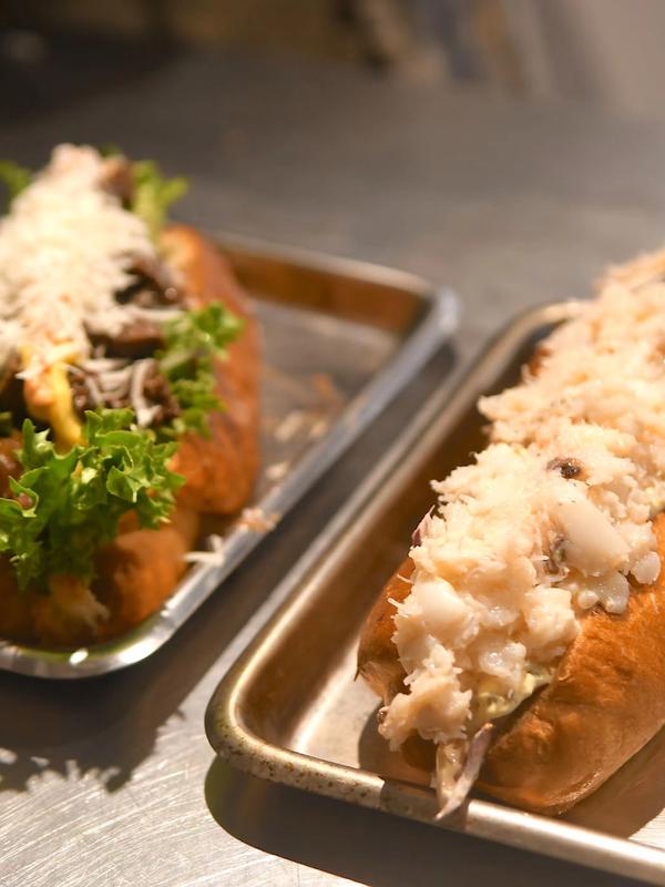 Under brua i Farsund ligger kuskjell klare til å sankes. Smaker de egentlig godt?