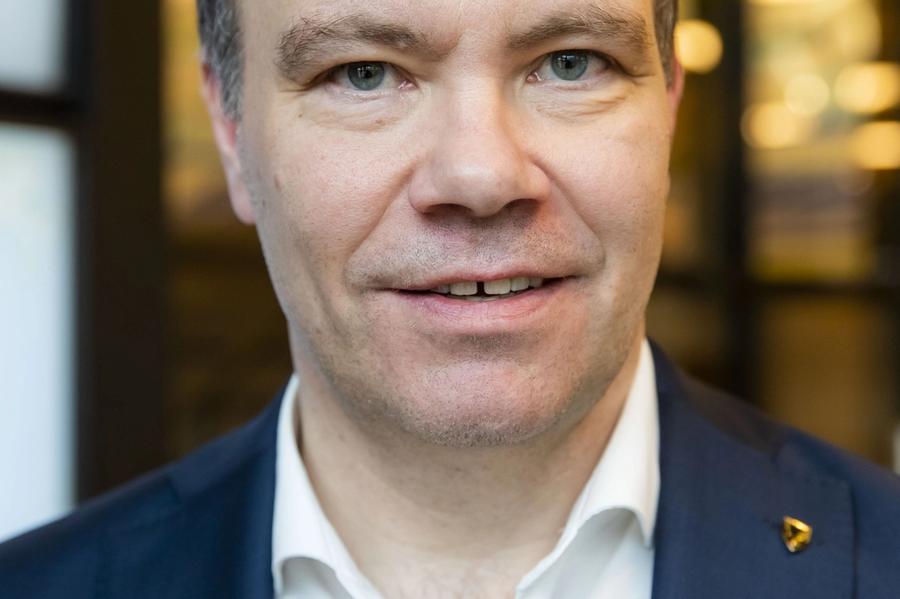 Nav skal bruke et helt år på å få bort sykepengekøen etaten selv har skapt. Det er godt nok, ifølge Arbeids- og inkluderingsdepartementet.