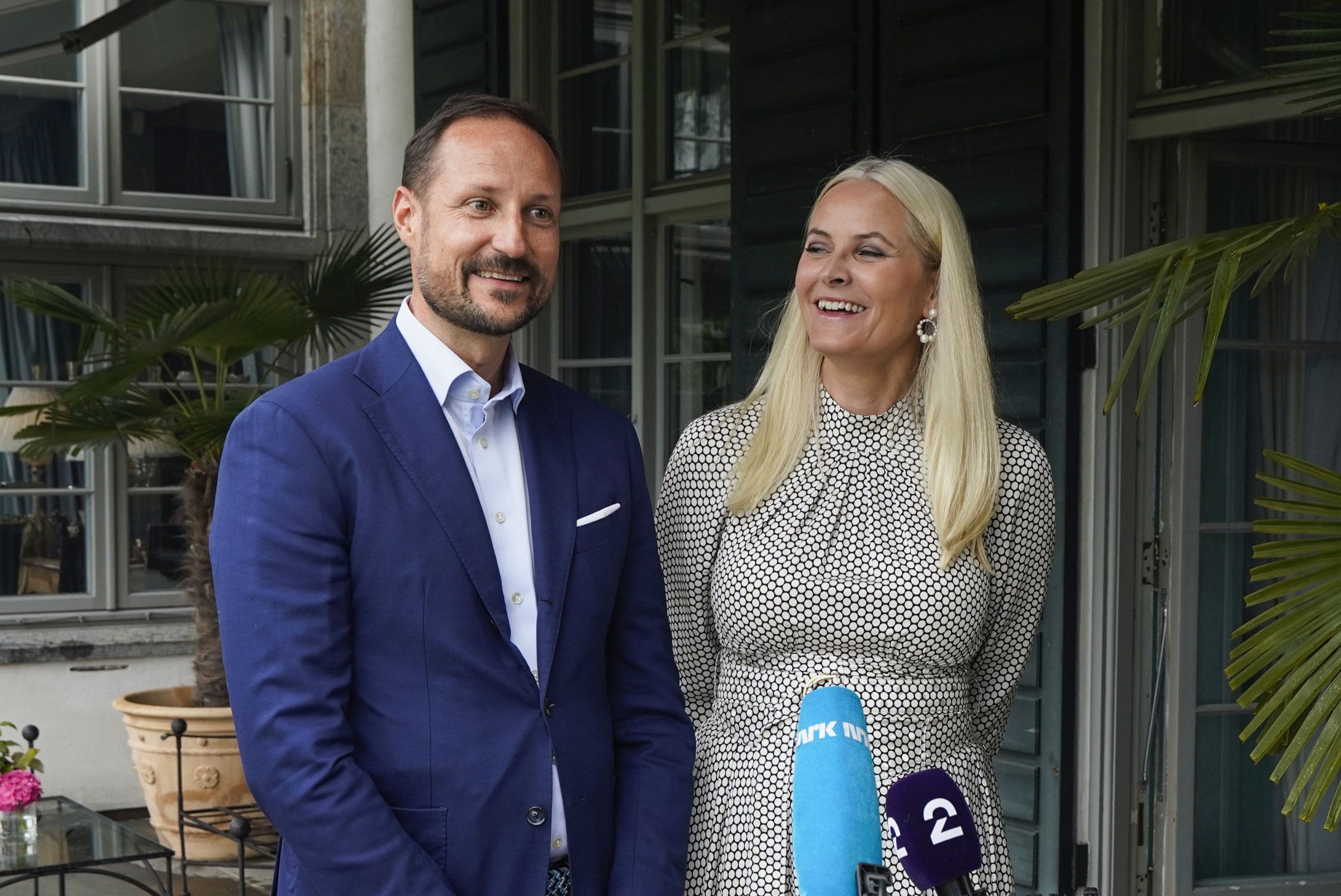 Asker 20210923. 
 Kronprins Haakon og kronprinsesse Mette-Marit under pressemøtet i forbindelse med lunsjsamtalen med deltakere fra nåværende og tidligere samarbeidsprosjekter til Kronprinsparets Fond på Skaugum i Asker. 
 Foto: Lise Åserud / NTB