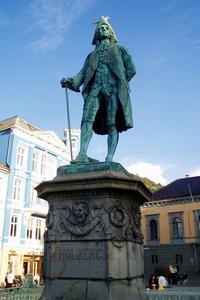 RADIKAL: Ludvig Holberg, her på sokkel på Vågsalmenningen i Bergen.