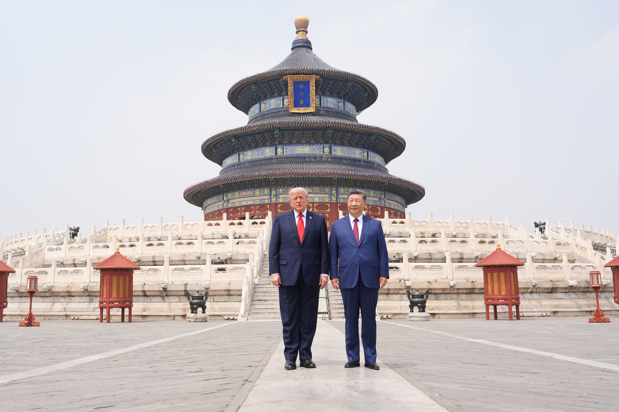Side om side: USAs Donald Trump og Kinas Xi Jinping utafor Himmelens tempel i Beijing i går.
