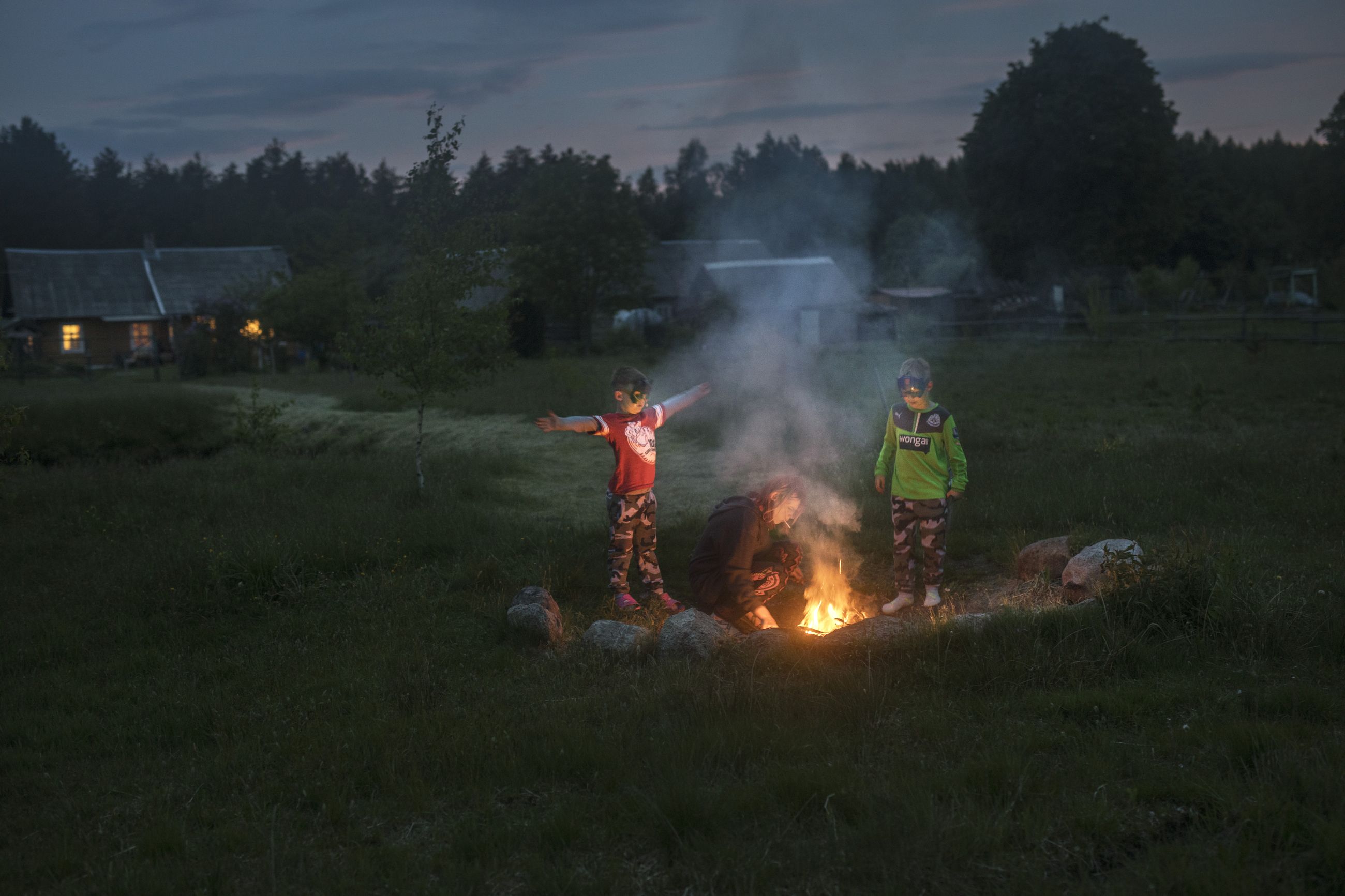 FLOKKEN: Aleksandra tok med seg minnene fra Litauen videre. Her tenner hun og guttene bål ved huset de bodde i.