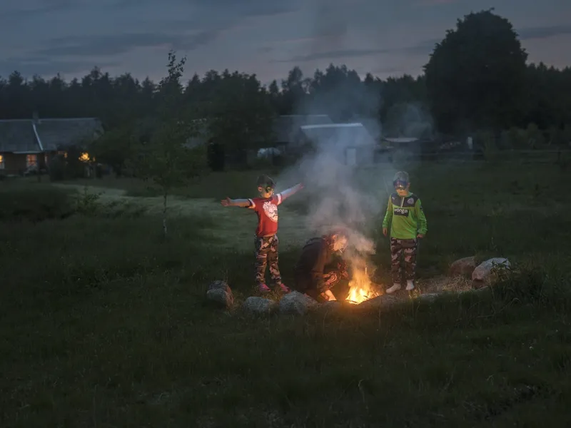 FLOKKEN: Aleksandra tok med seg minnene fra Litauen videre. Her tenner hun og guttene bål ved huset de bodde i.