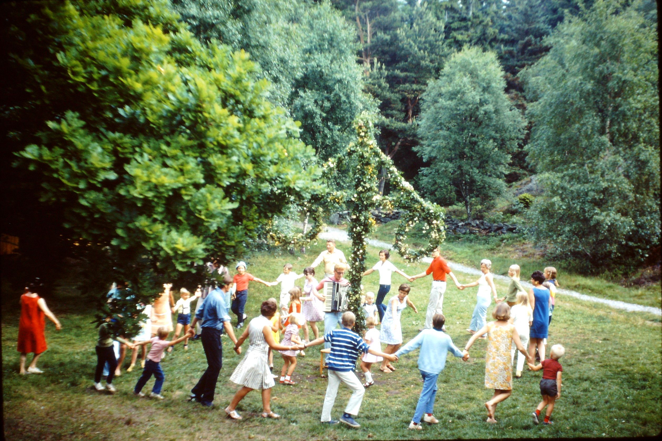 Maistang: Feiring av midtsommer i Årsnäs i Vest-Sverige i 1969. Her gjør de det samme hvert år: Dans følges av leker, poteter og sild.