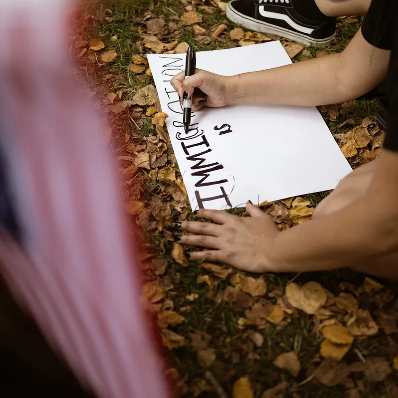 Demonstrasjonen i Chicago manglet ikke på fantasirike utkledninger og budskap.