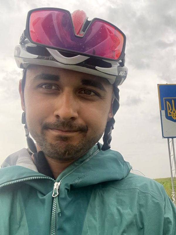 En sykkeltur kurerer også valgkampstress, forteller Jonas Andersen Sayed (27)