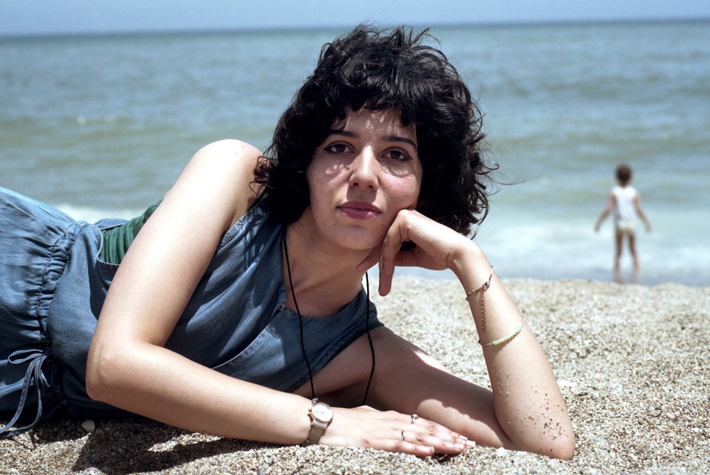 Algiers, Algeria.Hawa Zr (24) Student of literature and German language.She is also a comedian and a musician.-As a woman, I have to fight for my rights. I am an activist and a feminist. All we are asking for is change. The new generation is bringing something new. Women in general are really pushed aside. People do not see women as something important. Hopefully, in 5-10 years, the situation will have changed, and we will have more women than men in Algeria. In our time women are starting to do things they did not do before, like going to cafes with men. The religion and the tradition after the family code are making things difficult for women. 
  
 Norwegian: 
 -Som kvinne må jeg stå opp for mine rettigheter. Jeg er en aktivist og feminist. Alt vi ber om er forandring, den ny generasjonen har noe nytt med seg. Kvinner  er generelt sett på anderledes enn menn, de ser ikke på kvinner som noe viktig. Forhåpentligvis vil situasjonen være annerledes om 5-10 år, vi har fler kvinner en menn i Algerie. I vår tid har kvinner startet å gjære ting de ikke gjorde før, som for eksempel å gå på cafe med menn. Religion og tradisjon på grunnlag av "familie koden" gjør det vanskelig.