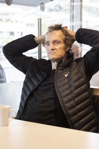 MOING PÅ MIX: – Hvor jeg skriver? Jeg skriver på Mix-kiosken på Åmot, jeg skriver på Deli de Luca og en bensinstasjon på Hokksund, på Brekkeplassen, på Langebru Gjestegård og på hytta. Jeg skriver på vidt forskjellige steder. På dagen er jeg jo fordrevet hjemmefra, så jeg skriver alle andre steder enn der jeg bor, sier den prisbelønte forfatteren Thure Erik Lund – med henvisning til et travelt familieliv innenfor husets fire vegger.