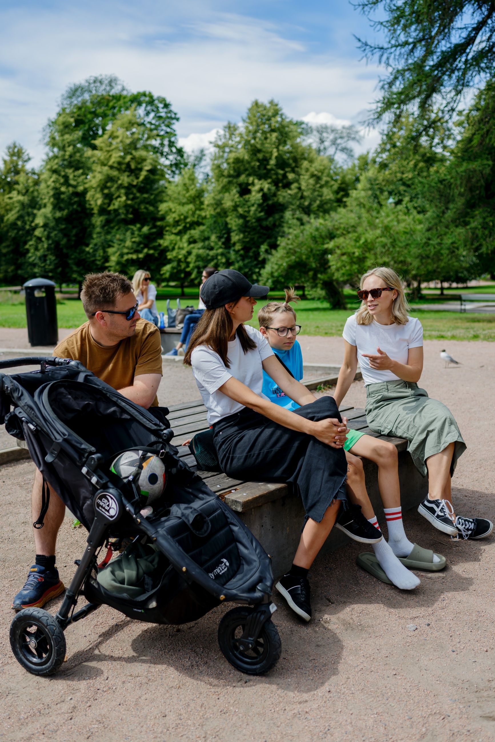 Vil ha grenser: Mads Risan Faanes, Hildegunn Risan Faanes og Marianne Faanes Persson er positive til ei aldersgrense som blir håndheva for sosiale medium. Mathias Risan Faanes (11) håper å få Snapchat når han blir 13. Her er dei avbilda i Frognerparken i Oslo.