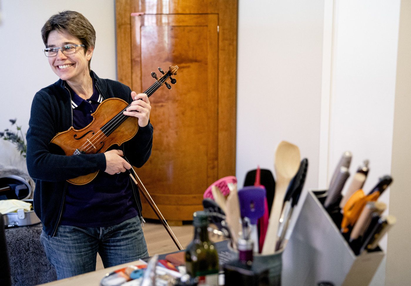 Elise Båtnes, konsertmester i Oslo filharmoniske orkester er første musiker ut i deres digitale satsning, men også musikere har hjemmekontor. 
  
 Foto: Tom Henning Bratlie