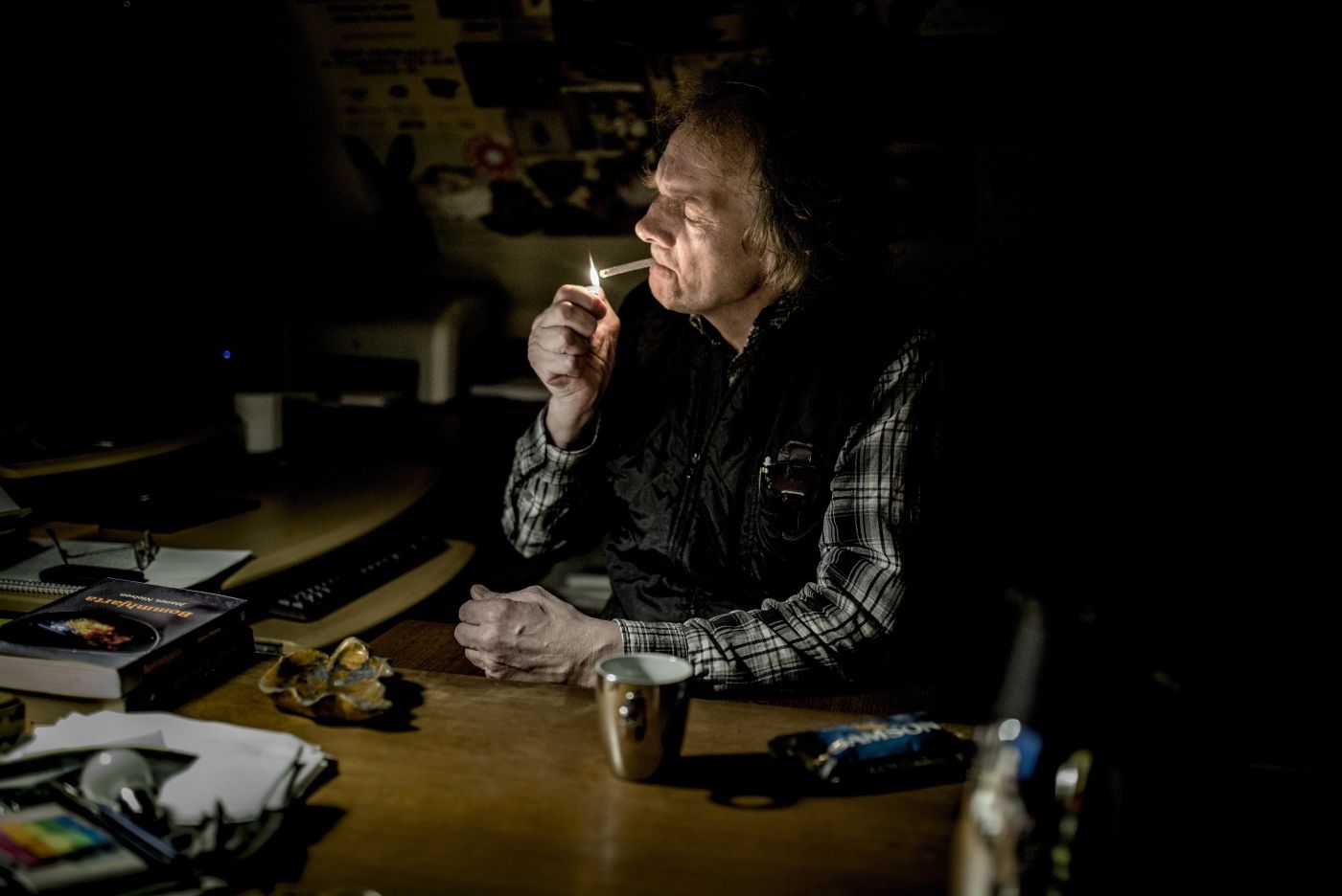 J¥anes Nielsen , færøysk forfatter og poet. Var en gang i tiden med på å stifte en kommunistisk beveglese. bor i torshavn, på Færøyene. joanes.vi møtte ham hjemme hos ham, på hans arbeidsrom.