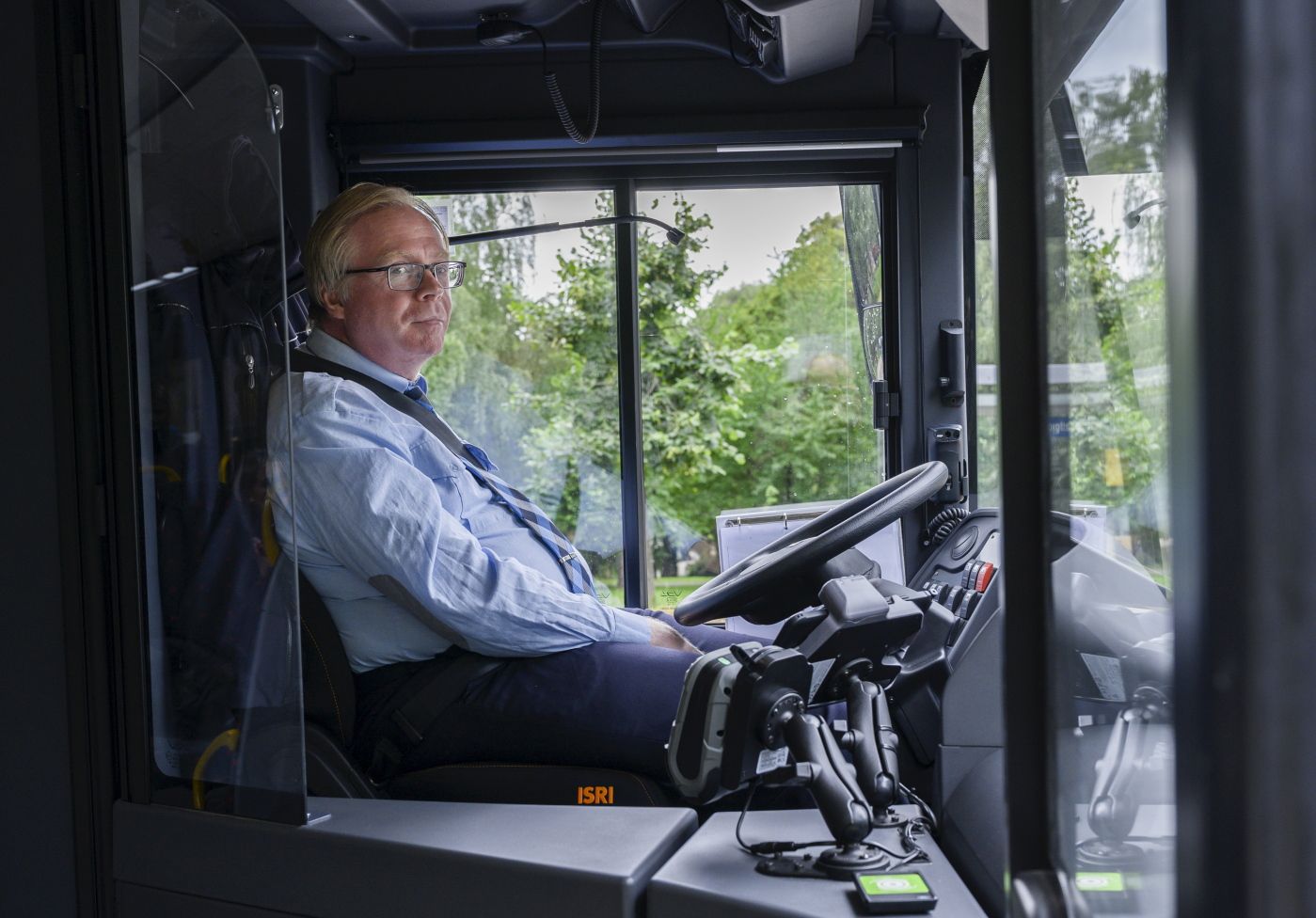 Busssjåfør Frode Eriksen som kjører ruta Økern-Fornebu og  frykter at frikortet han får til seg og familien skal skattlegges fra 1. januar 2020.