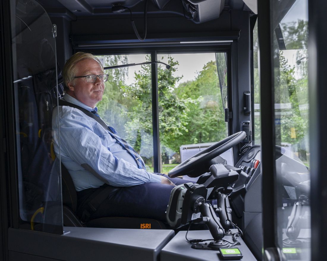 Busssjåfør Frode Eriksen som kjører ruta Økern-Fornebu og  frykter at frikortet han får til seg og familien skal skattlegges fra 1. januar 2020.