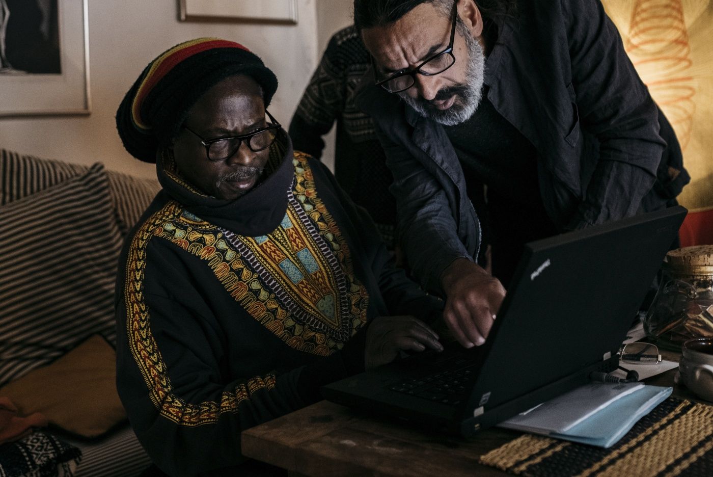 Oslo, Norge: Fra venstre: Jean "Jimmy" Enjam og Anir Amazighe, ser på leiekontrakter og dokumenter som de mener viser at de er blitt urettmessigbehandlet av Boligbygg. 
  
 Historien om utleieboliger og norsk boligpolitikk sett fra sameiet Urtegata 24-26 på Grønland. Foto: Fartein Rudjord