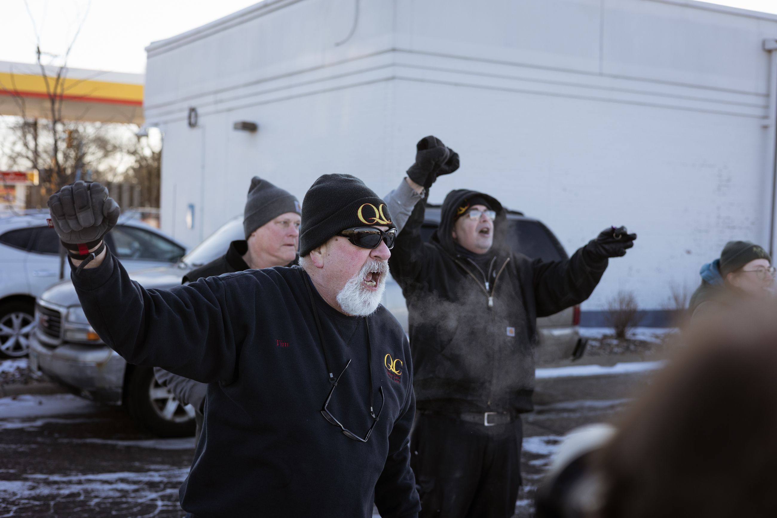 KLAR BESKJED: – Kom dere til helvete vekk herfra, jævla rasshøl, roper Tim Sandlin til Ice-agentene.