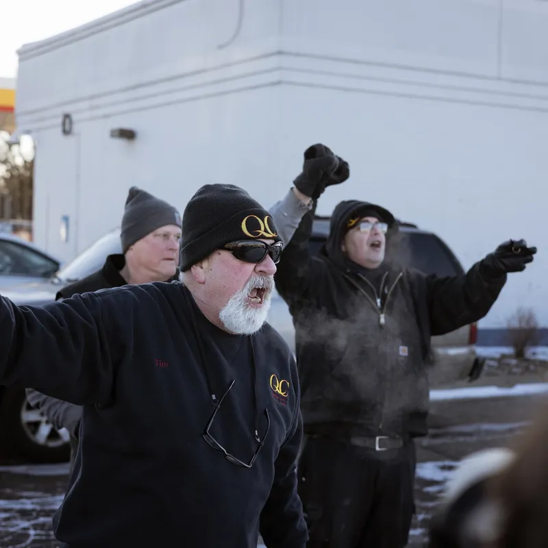 KLAR BESKJED: – Kom dere til helvete vekk herfra, jævla rasshøl, roper Tim Sandlin til Ice-agentene.