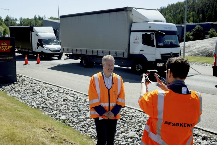 Samferdselsministeren jakta overlasta trailere i Svinesund. Nå skal han ta varebilene også.