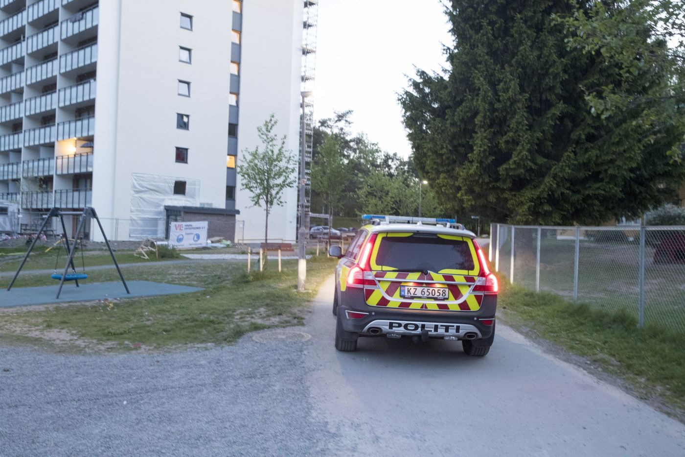 Oslo  20180519. 
 Politiet på stedet der flere ungdommer skal ha kastet stein mot natteravnene på Stovner i Oslo. En person er skadd etter å ha fått en stein i hodet. 
 Foto: Terje Pedersen / NTB scanpix