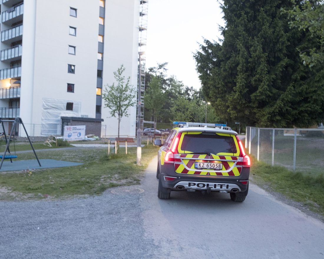 Oslo  20180519. 
 Politiet på stedet der flere ungdommer skal ha kastet stein mot natteravnene på Stovner i Oslo. En person er skadd etter å ha fått en stein i hodet. 
 Foto: Terje Pedersen / NTB scanpix