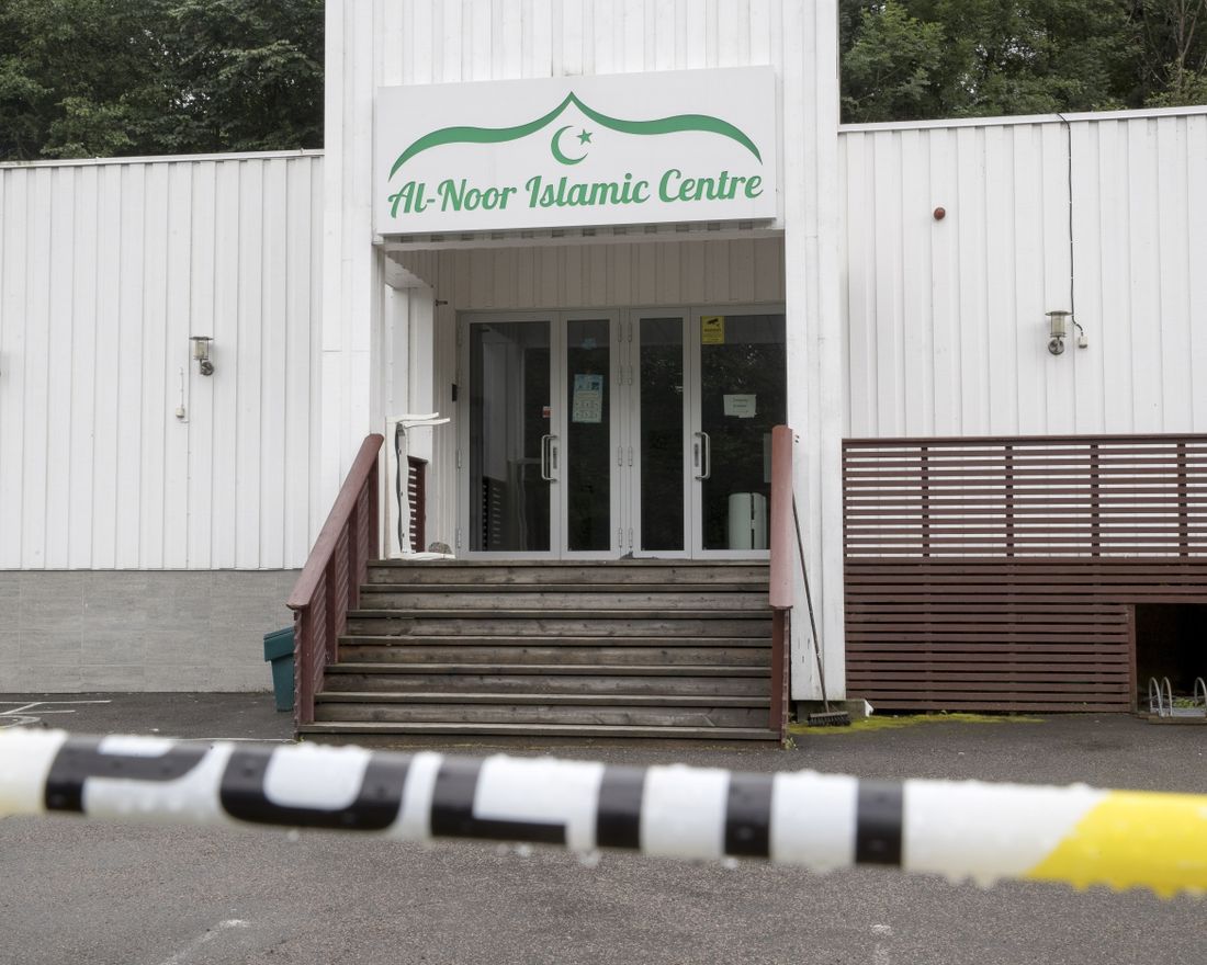 Sandvika 20190811. 
 Menigheten i Al-Noor Islamic Centre i  Bærum. Politiet holder fortsatt vakt etter at en person skjøt inne i moskeen lørdag 
 Foto: Terje Pedersen / NTB scanpix