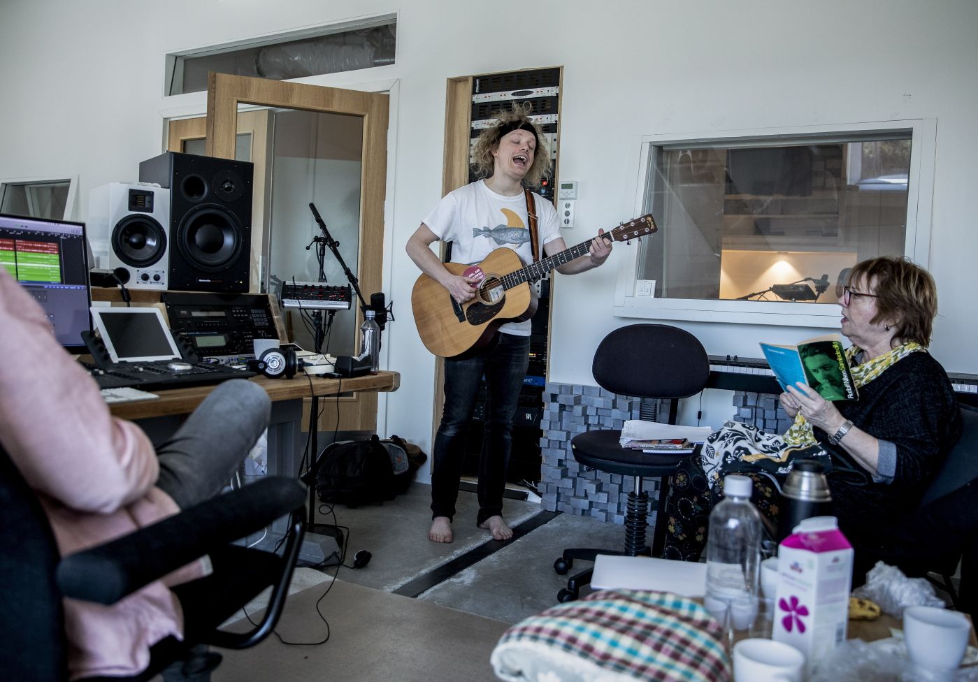 Heggedal, Norge 20190408 
 Et intervju med musikerne Jon Arne Corell, Kari Svendsen og Moddi med flere. De skal gi ut en oppfølger til viseklassikeren ’På stengrunnª med tekster av dikteren Rudolf Nilsen. Her er de i Blueberry Fields studio i Heggedal, Asker.