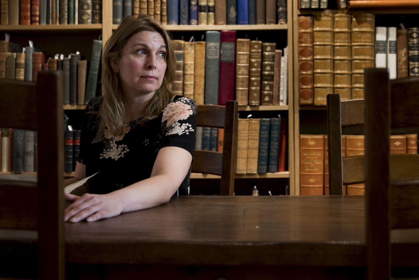 Sliter bokantikvariatene? Det er rundt 18 antikvariater i Norge i dag, to har akkurat måttet legge ned i Drammen, mens to av de mest tradisjonsrike har blitt skvist ut av Oslo sentrum. Vibeke Ruud driver Ruuds Antikvariat i Ullevålsveien i Oslo og er ny leder for Norsk Antikvarbokhandlerforening. 
  
 Foto: Tom Henning Bratlie