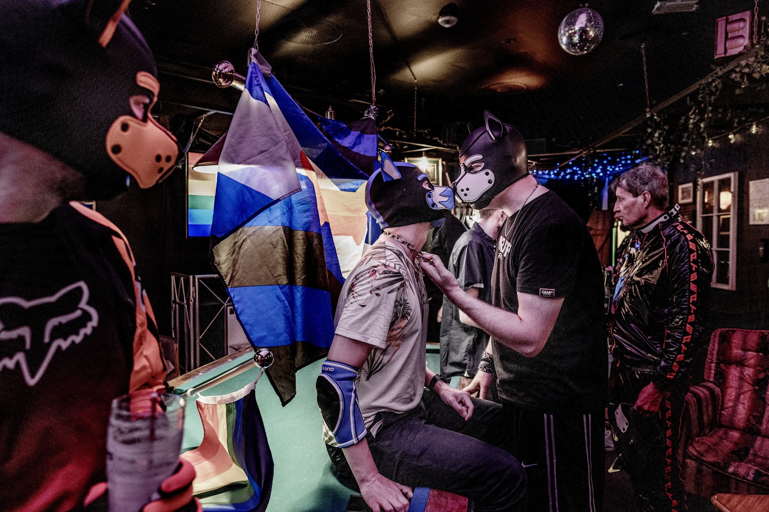 Feirer: På baren Cesar er det puppy-fest før Pride. Puppy er en avart av BDSM.