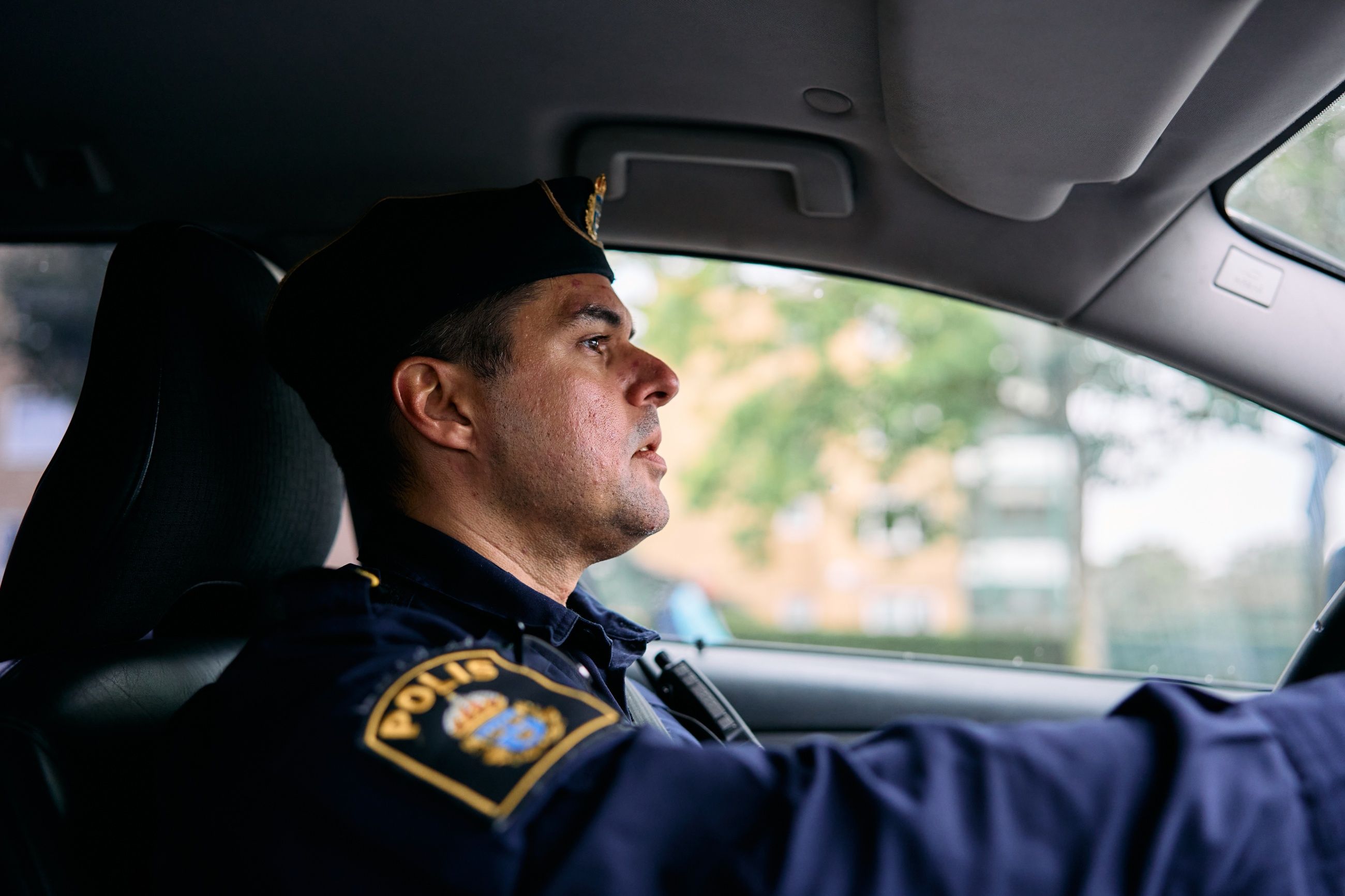 På vakt: Politibetjent Johannes Dontsios patruljerer i Lindängen i Malmö, som lenge var episenteret i den svenske voldsbølgen.